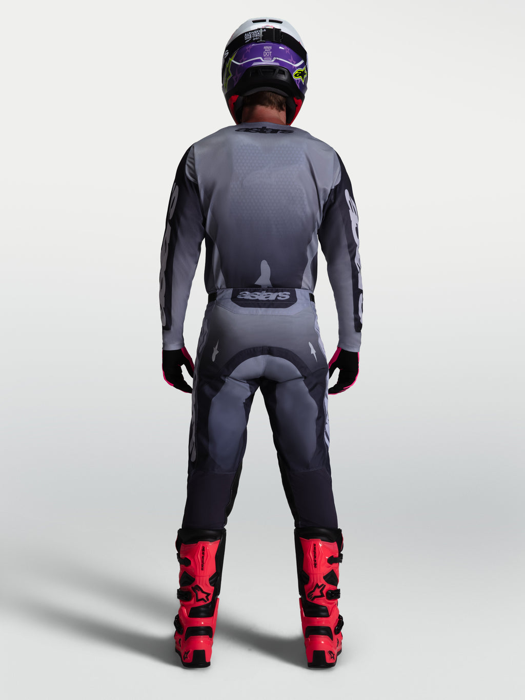 Alpinestars 2027 Racer Amber gear set, achteraanzicht van heren-motocrossjersey en -broek in grijs en lichtlila op model.