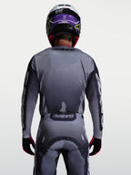 Alpinestars Racer Amber jersey, grijs en lichtpaars performance motocrossjersey voor off-road rijden, achteraanzicht.