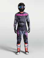 Alpinestars Racer Lone jersey, heren-motorcrossset in grijs camouflage en paars met helm en beschermende motorlaarzen