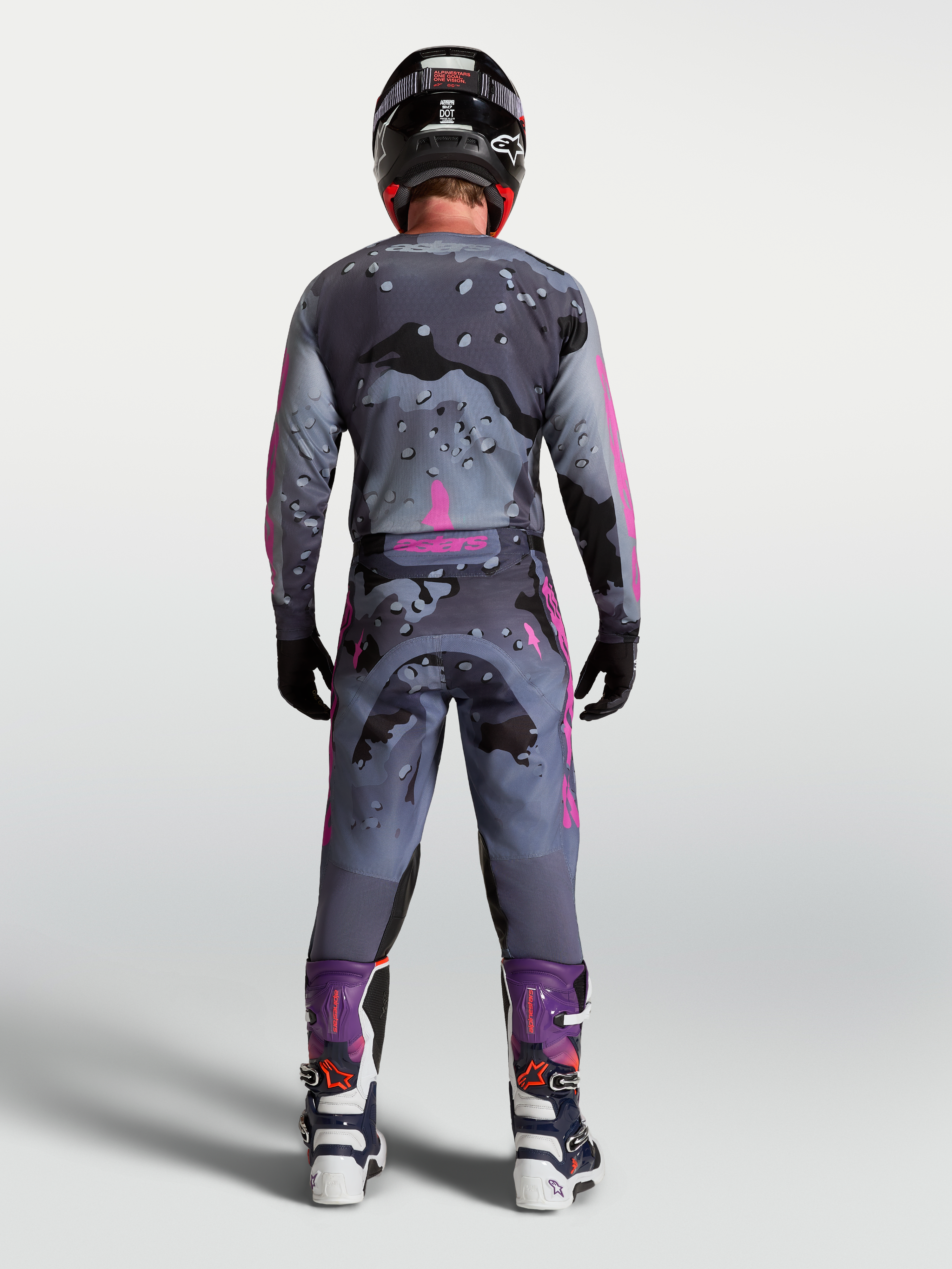 Alpinestars Racer Lone broek, heren motocrossbroek in grijs camouflage en paars, duurzame race-fit, achteraanzicht.