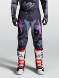 Alpinestars Racer Lone Broek 2027, heren motocrossbroek in grijs camo en paars met roze stervormige logo's, gedragen met bijpassende jersey, handschoenen en laarzen voor off-road racing prestaties.
