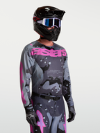 Alpinestars Racer Lone jersey, heren motocrossjersey, grijs camo en paars, getoond op model met volledige MX-uitrusting.