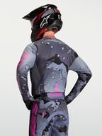 Alpinestars Racer Lone Jersey, motocross jersey voor heren, grijs en paars camo, achteraanzicht op model, vochtafvoerend polyfabric.