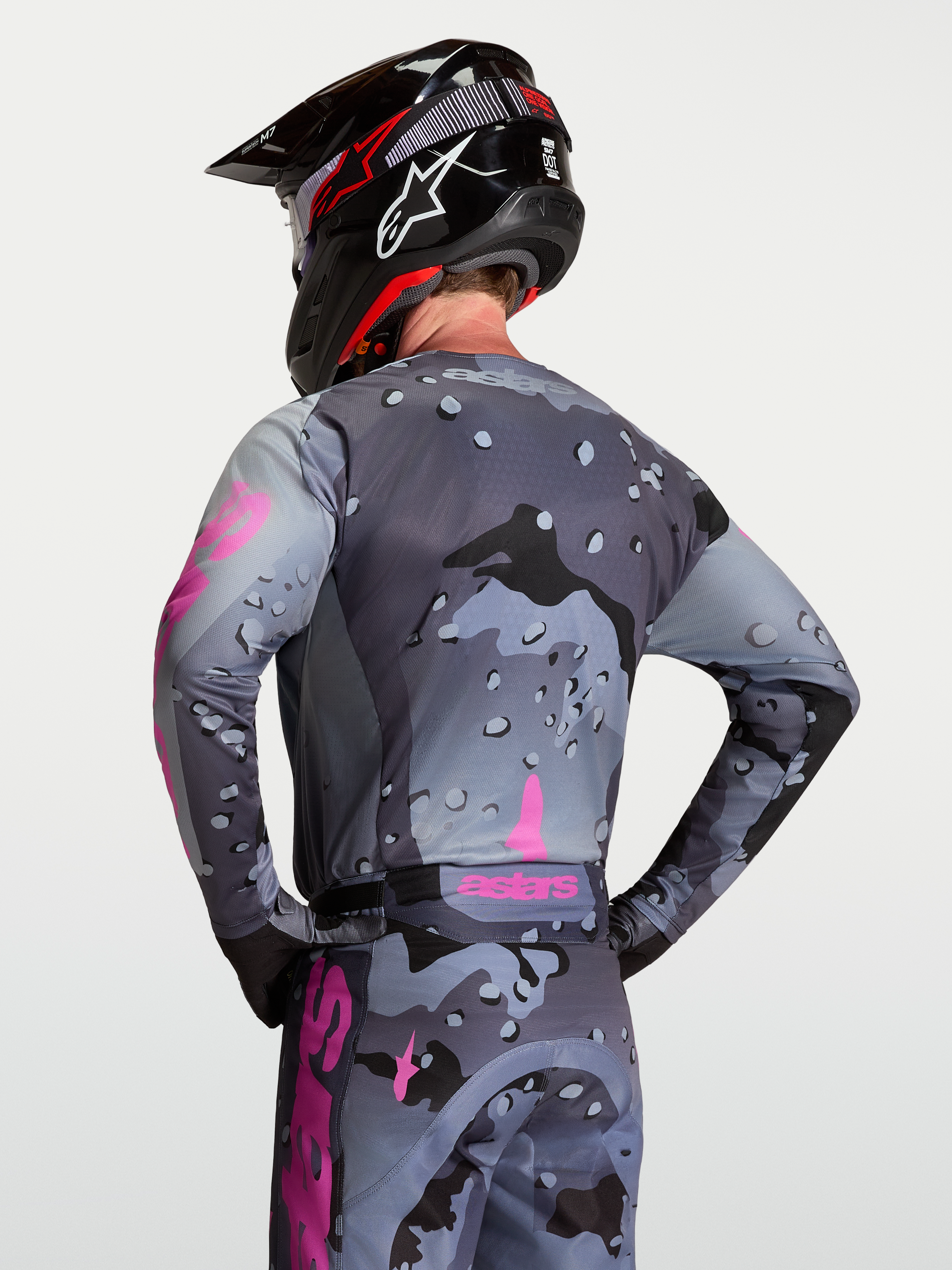 Alpinestars Racer Lone Jersey, motocross jersey voor heren, grijs en paars camo, achteraanzicht op model, vochtafvoerend polyfabric.