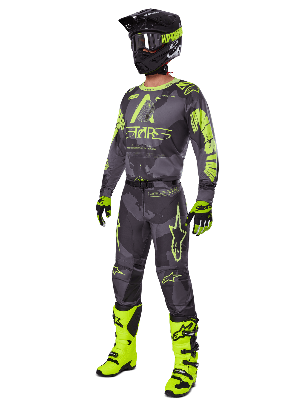 Motorcrossrijder in de Alpinestars 2025 Racer Hollow gearset, Dark Camo en Yellow Fluo jersey en broek, zwarte en fluorgele helm, bijpassende handschoenen en felgele fluo laarzen, gecoördineerde outfit voor off-road racing