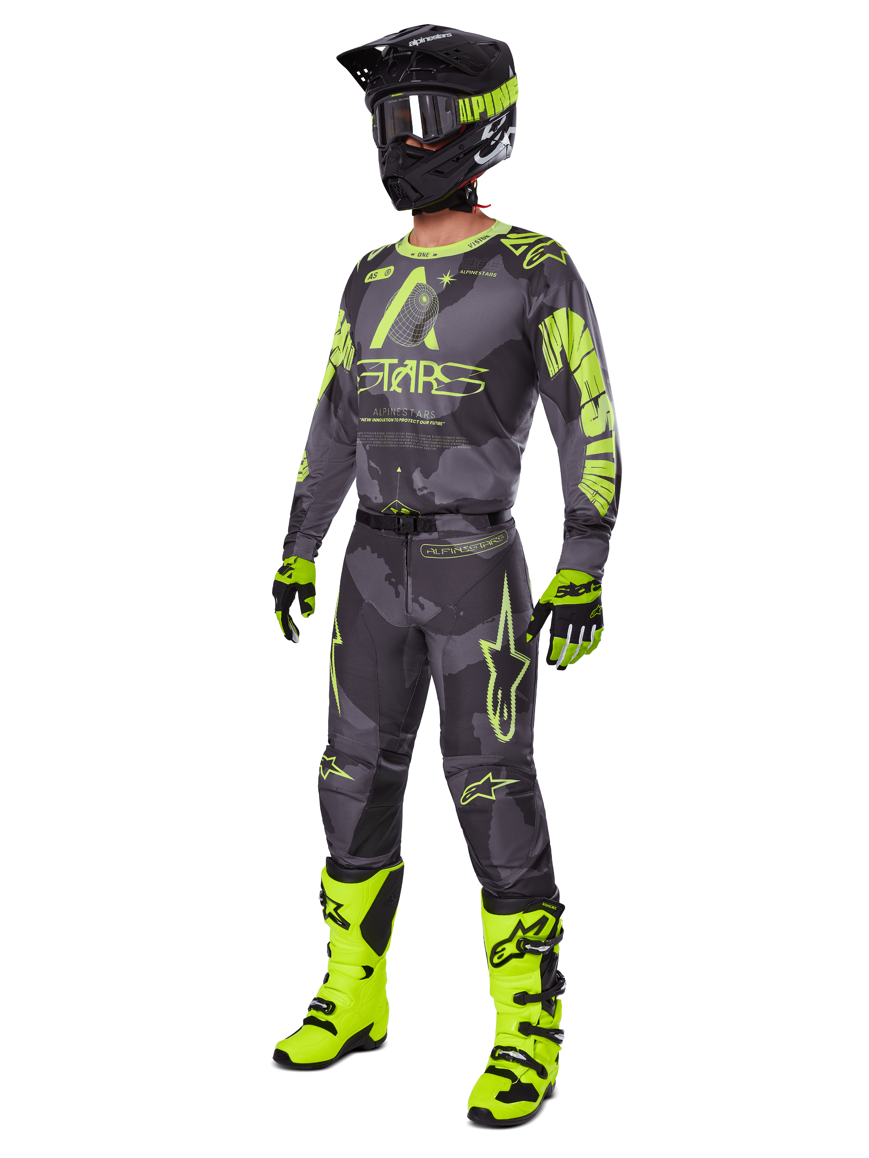 Motorcrossrijder in de Alpinestars 2025 Racer Hollow gearset, Dark Camo en Yellow Fluo jersey en broek, zwarte en fluorgele helm, bijpassende handschoenen en felgele fluo laarzen, gecoördineerde outfit voor off-road racing