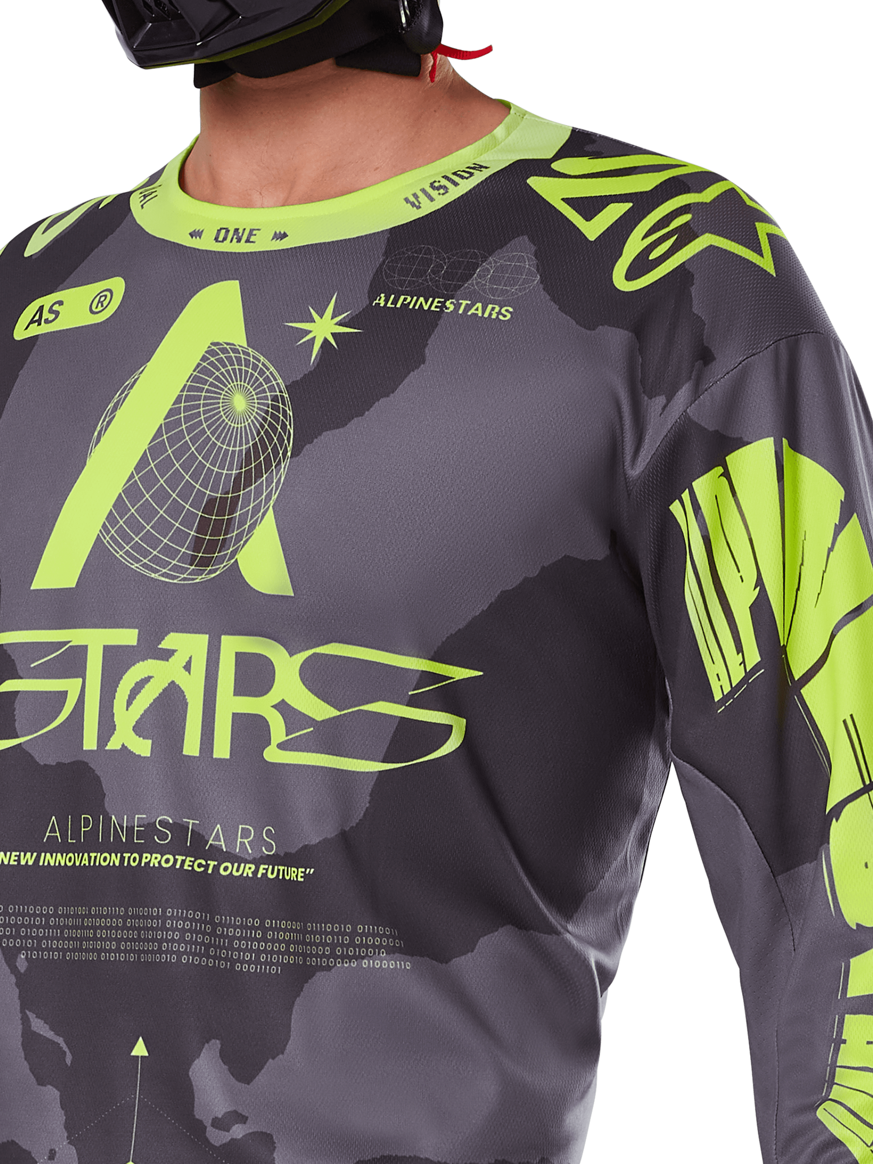 Alpinestars 2025 Racer Hollow Jersey, motocross shirt, donkere camouflage en neongeel, close-up van de borst en schouders, opvallende neongele Alpinestars-branding en technische geometrische graphics op een donkergrijze camouflage-achtergrond