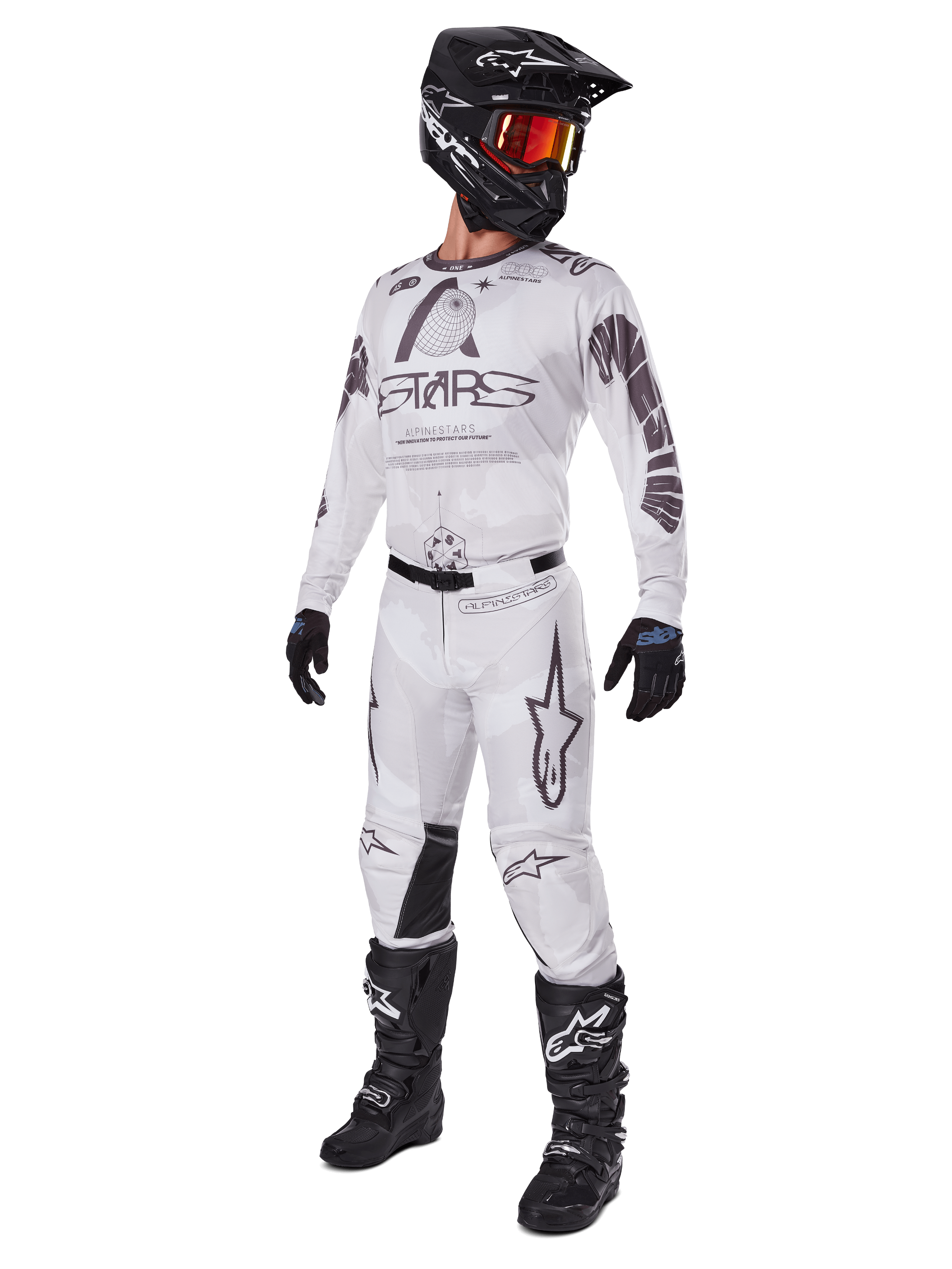 Alpinestars 2025 Racer Hollow Gear Set, motorcross outfit, wit en grijs, jersey en broek met opvallende 'STARS' branding, zwarte helm met oranje-rood getinte bril, zwarte handschoenen en laarzen, complete professionele uitrusting voor motorcross