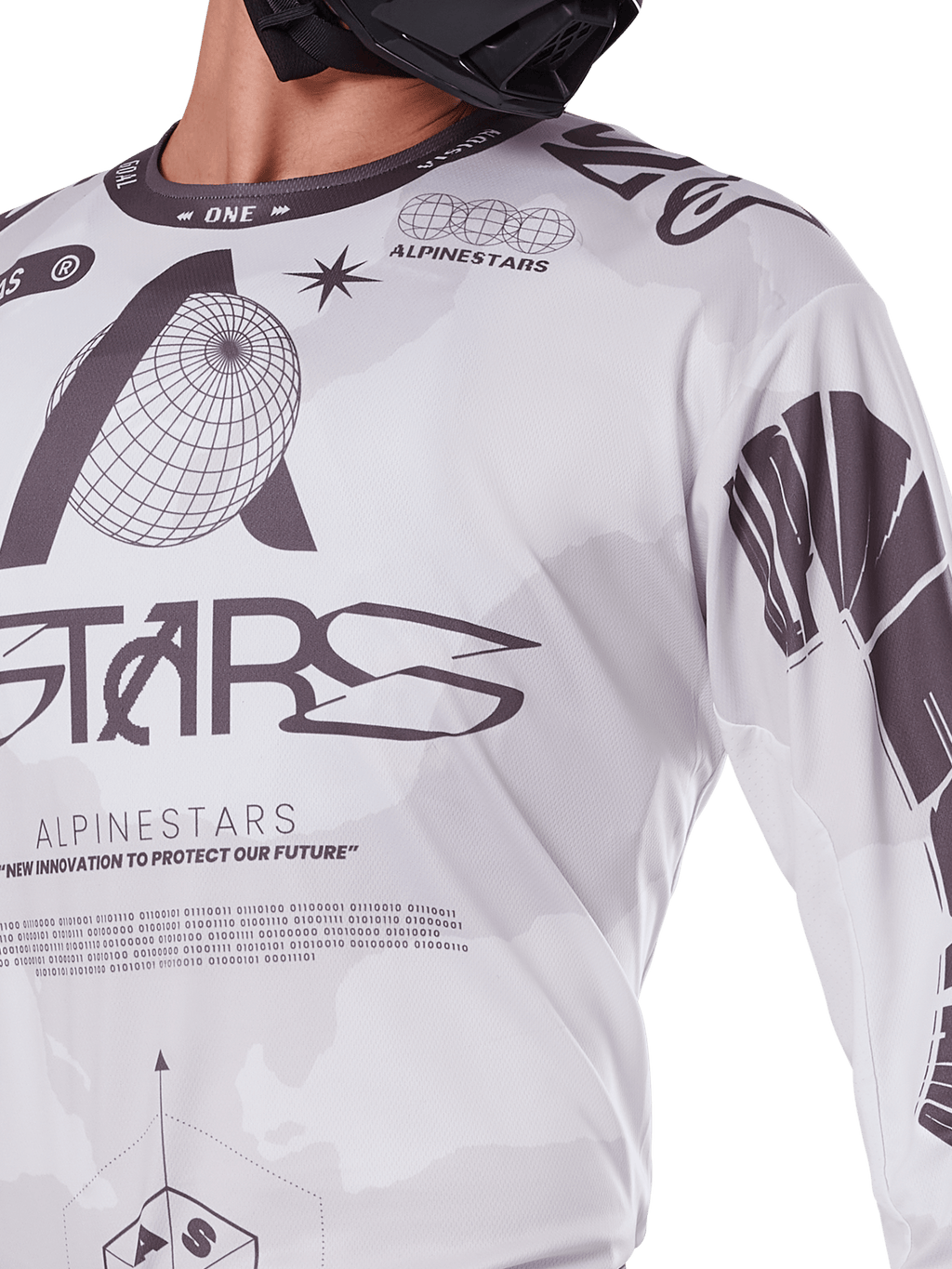 Close-up van Alpinestars 2025 Racer Hollow Jersey, wit en grijs, met zwarte grafische prints, wereldbol-logo en binaire code, technische motocrosskleding voor off-road rijden