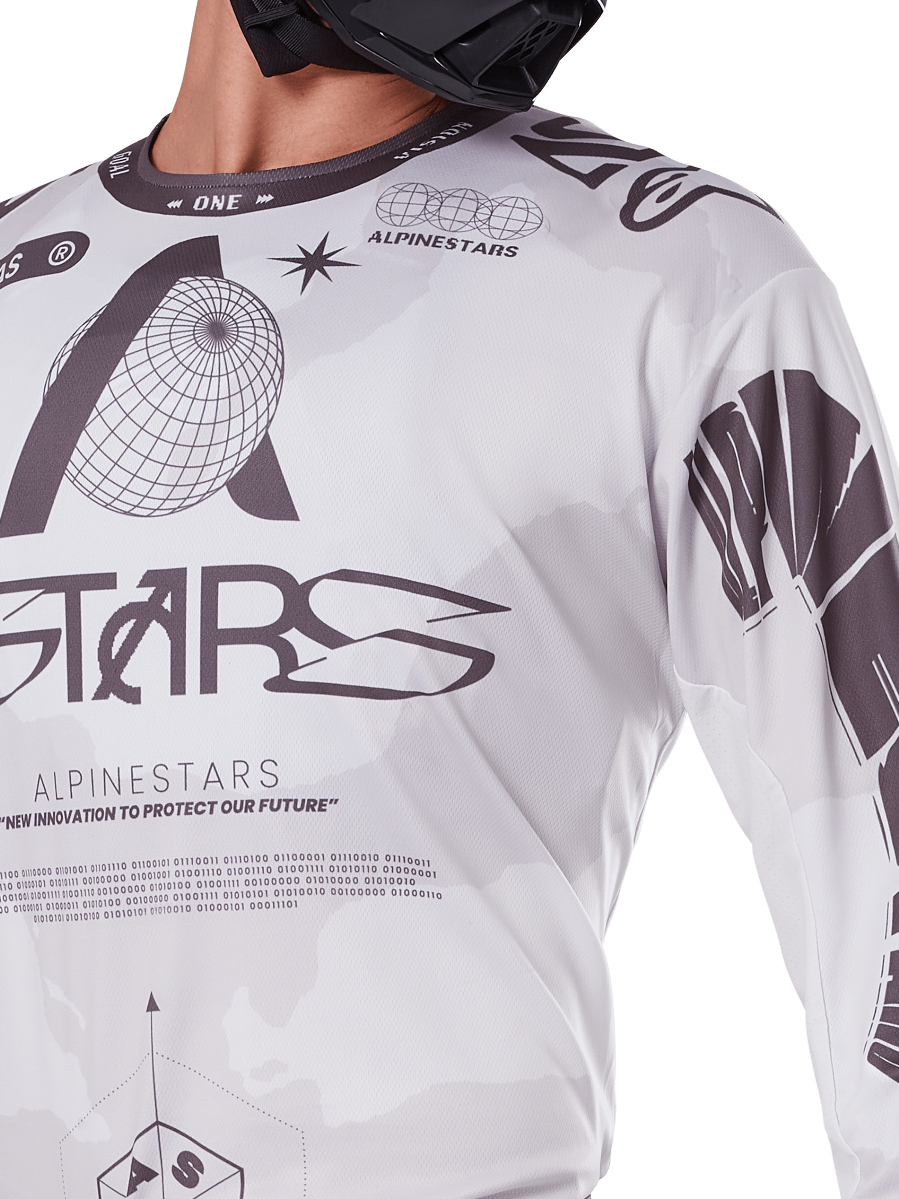 Close-up van Alpinestars 2025 Racer Hollow Jersey, wit en grijs, met zwarte grafische prints, wereldbol-logo en binaire code, technische motocrosskleding voor off-road rijden