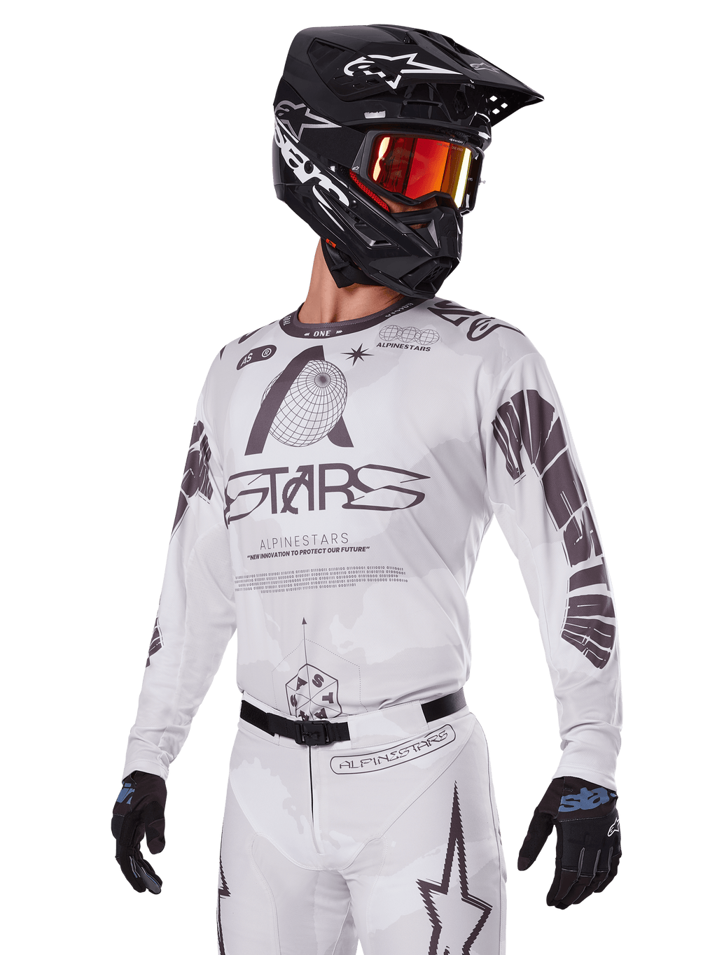 Alpinestars 2025 Racer Hollow Gear Set, motorcross jersey en broek, wit met zwarte en grijze graphics, voorzien van 'ASTARS' branding en hollow globe ontwerpen, gedragen met een zwarte helm, rode spiegelbril en zwarte handschoenen, ontworpen voor off-road prestaties