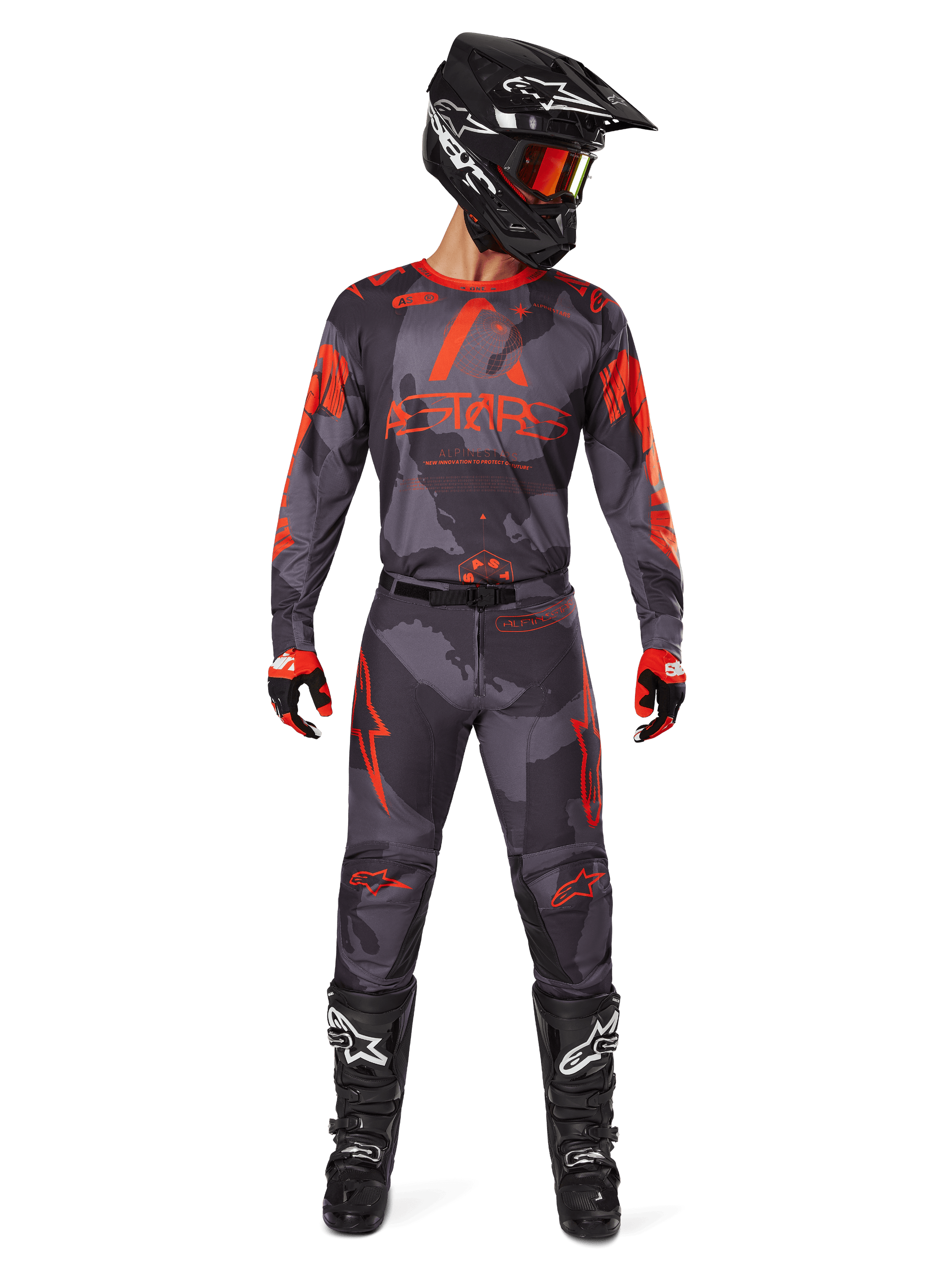 Alpinestars 2025 Racer Hollow Jersey en bijpassende broek in Gray Camo Orange Fluo, complete motorcross outfit met zwarte helm, bril, handschoenen en laarzen, voorzien van opvallende oranje logo's en camouflagepatroon