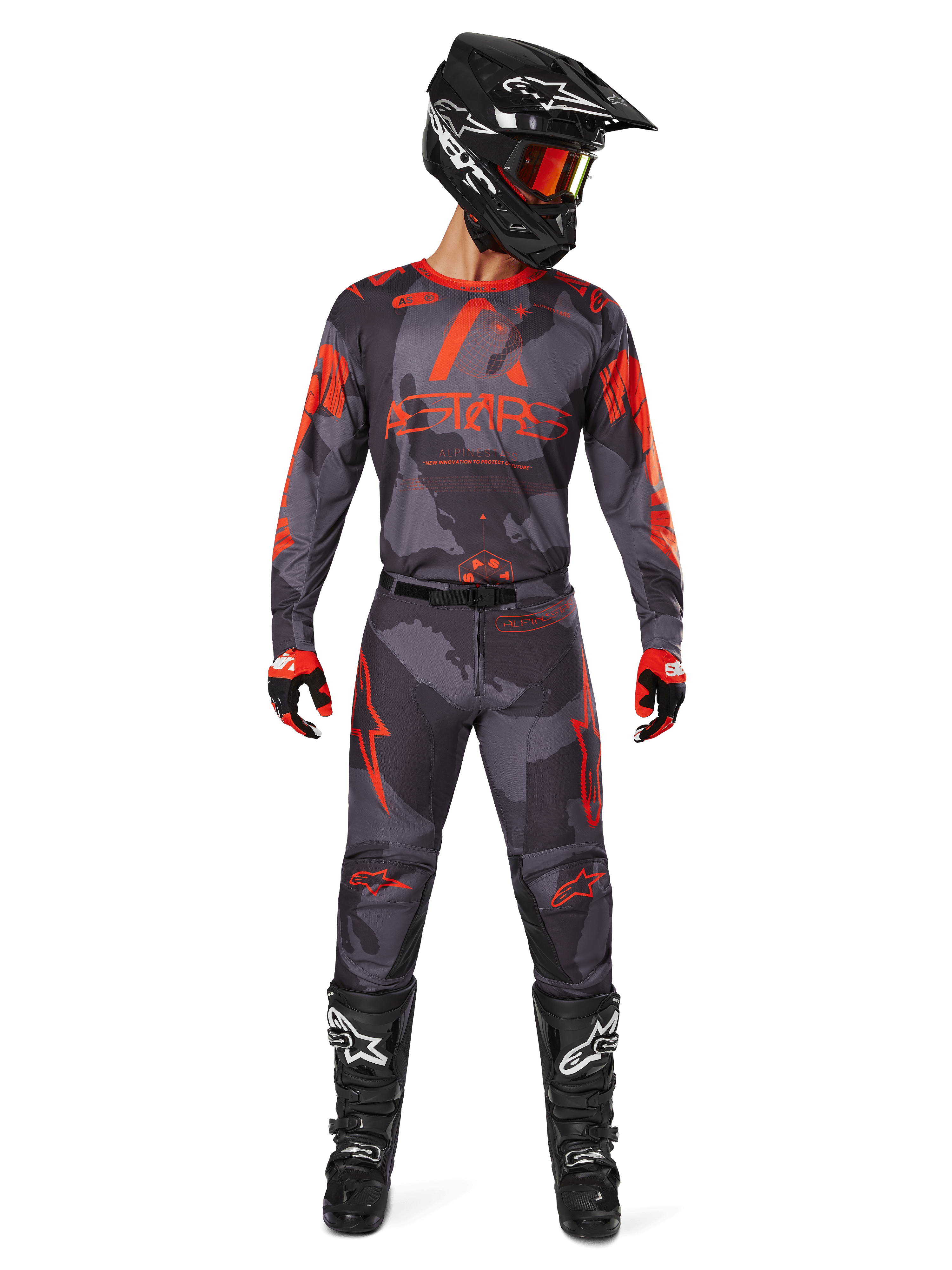 Alpinestars 2025 Racer Hollow Gear Set, motorcrosser in Gray Camo jersey en broek met Orange Fluo accenten, zwarte helm met oranje bril, rood-zwarte handschoenen, zwarte laarzen met witte logo's, volledige race-outfit voor off-road