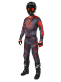 2025 Racer Hollow Gear Set, volledige motorcrossuitrusting, grijs camouflage en fluooranje, inclusief zwarte helm met rood getinte bril, camouflage jersey en broek met levendige oranje graphics, rood-zwarte handschoenen en zwarte laarzen met witte logo's, beschermende off-road race-uitrusting