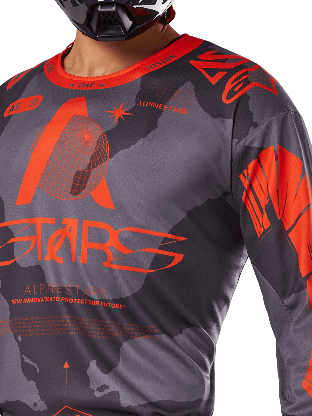 Alpinestars 2025 Racer Hollow Jersey, Grijs Camo Oranje Fluo, close-up van het borstgedeelte met levendige oranje logo's en 'New Innovation' slogan over een grijs camouflagepatroon, hoogwaardige motorcrosskleding.