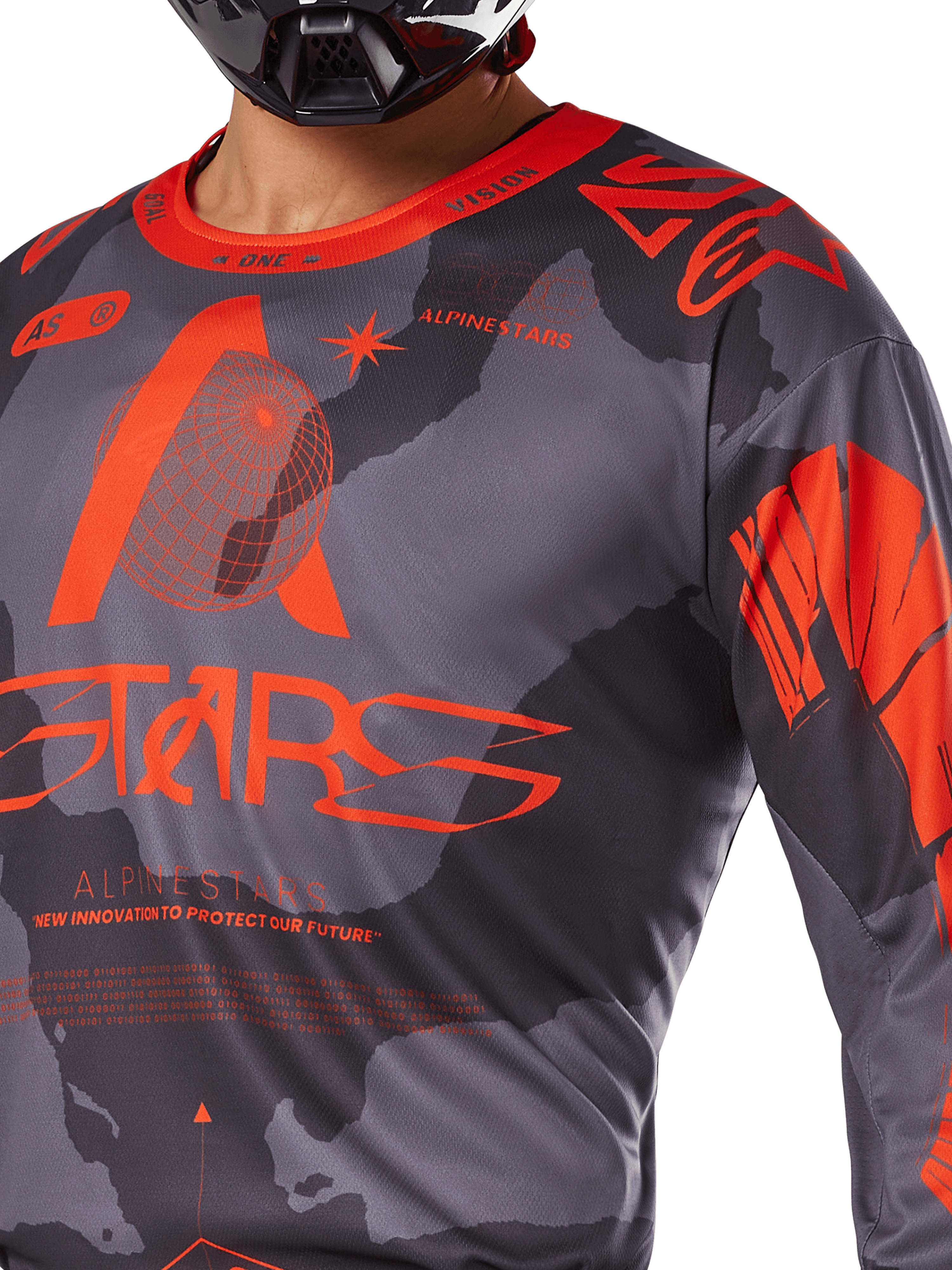 Alpinestars 2025 Racer Hollow Jersey, Grijs Camo Oranje Fluo, close-up van het borstgedeelte met levendige oranje logo's en 'New Innovation' slogan over een grijs camouflagepatroon, hoogwaardige motorcrosskleding.