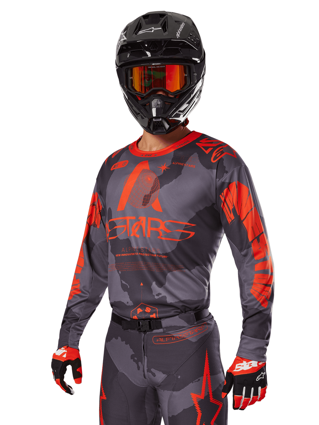 Alpinestars 2025 Racer Hollow Gear Set in rood, motorcross outfit met een grijs en zwart camouflagepatroon en opvallende rode branding, compleet met jersey, broek, handschoenen en een zwarte helm met rode bril