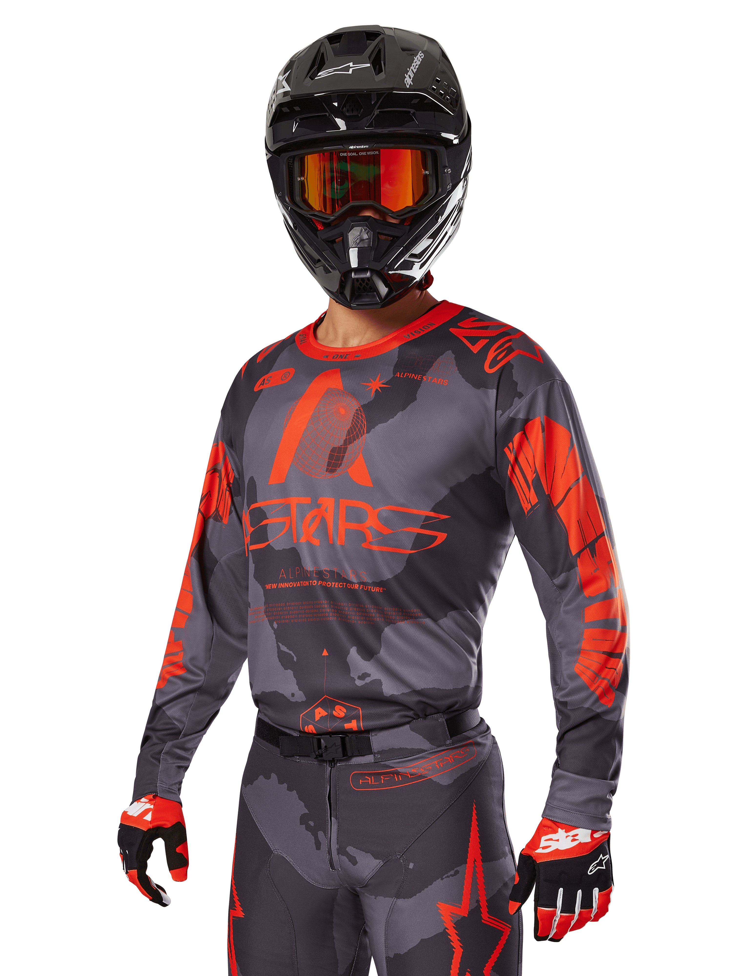 Alpinestars 2025 Racer Hollow Gear Set in rood, motorcross outfit met een grijs en zwart camouflagepatroon en opvallende rode branding, compleet met jersey, broek, handschoenen en een zwarte helm met rode bril