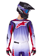 Alpinestars 2025 Fluid Wurx Jersey, motorcrossjersey, paars-wit verloop, rood sterlogo en accenten, atletische pasvorm, gedragen met bijpassende broek, zwarte helm en rode handschoenen