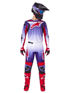 Alpinestars motorcrosser in volledige race-uitrusting, 2025 Fluid Wurx Jersey in Purple Bright Red met witte accenten en groot rood sterlogo, bijpassende broek, rode laarzen en zwarte helm met crossbril, gecoördineerde outfit voor off-road racing