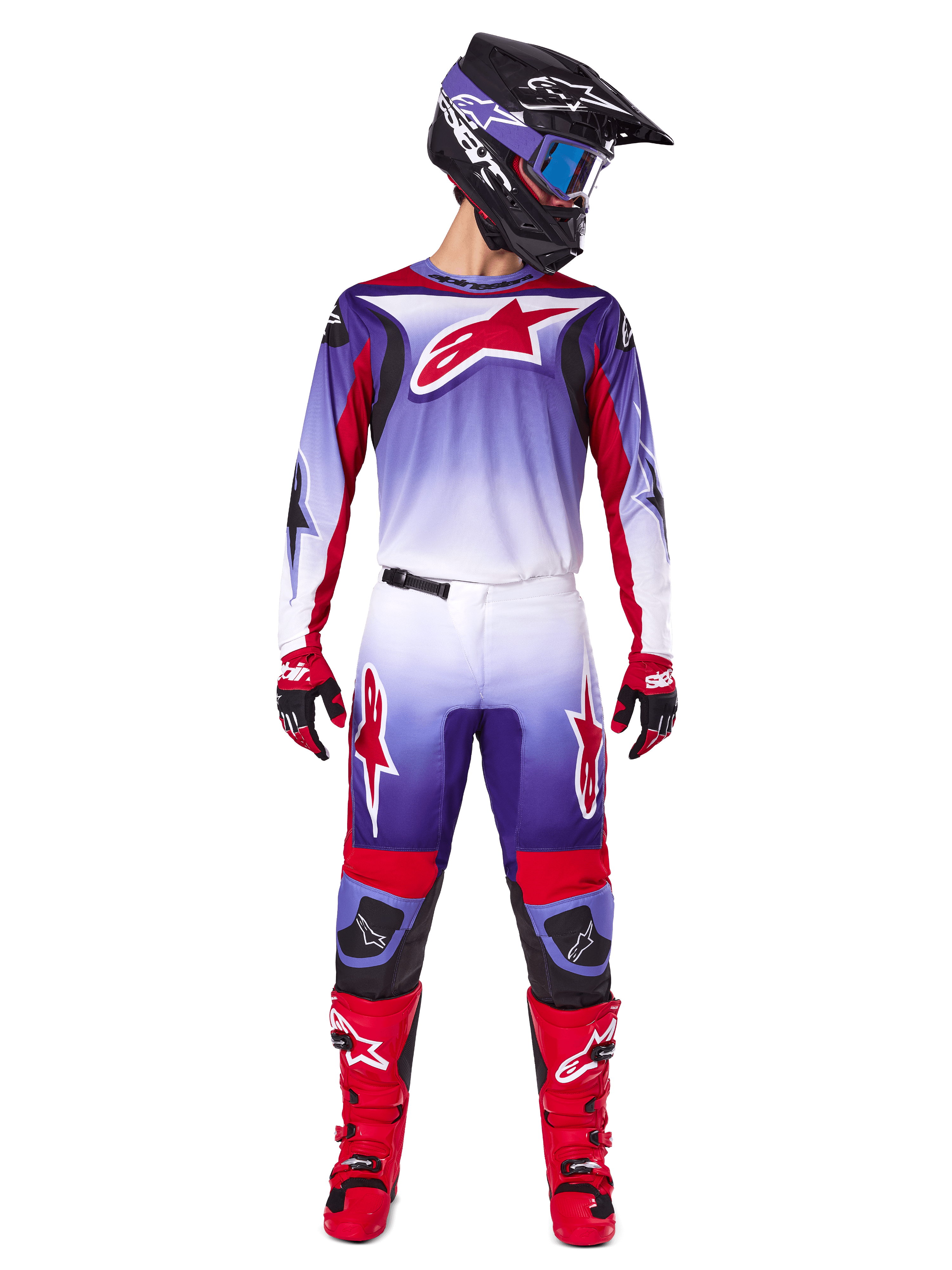 Alpinestars motorcrosser in volledige race-uitrusting, 2025 Fluid Wurx Jersey in Purple Bright Red met witte accenten en groot rood sterlogo, bijpassende broek, rode laarzen en zwarte helm met crossbril, gecoördineerde outfit voor off-road racing