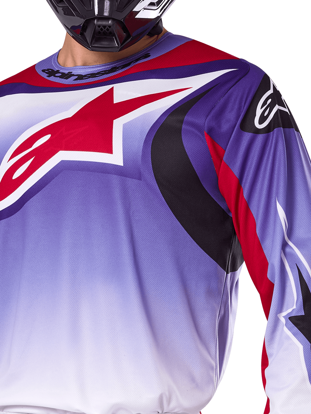 Alpinestars 2025 Fluid Wurx Jersey, motocross jersey, paars en felrood, close-up van rijder die de jersey draagt met groot rood Alpinestars ster-logo op de borst, zwarte en rode gebogen grafische accenten, atletische pasvorm voor off-road racen