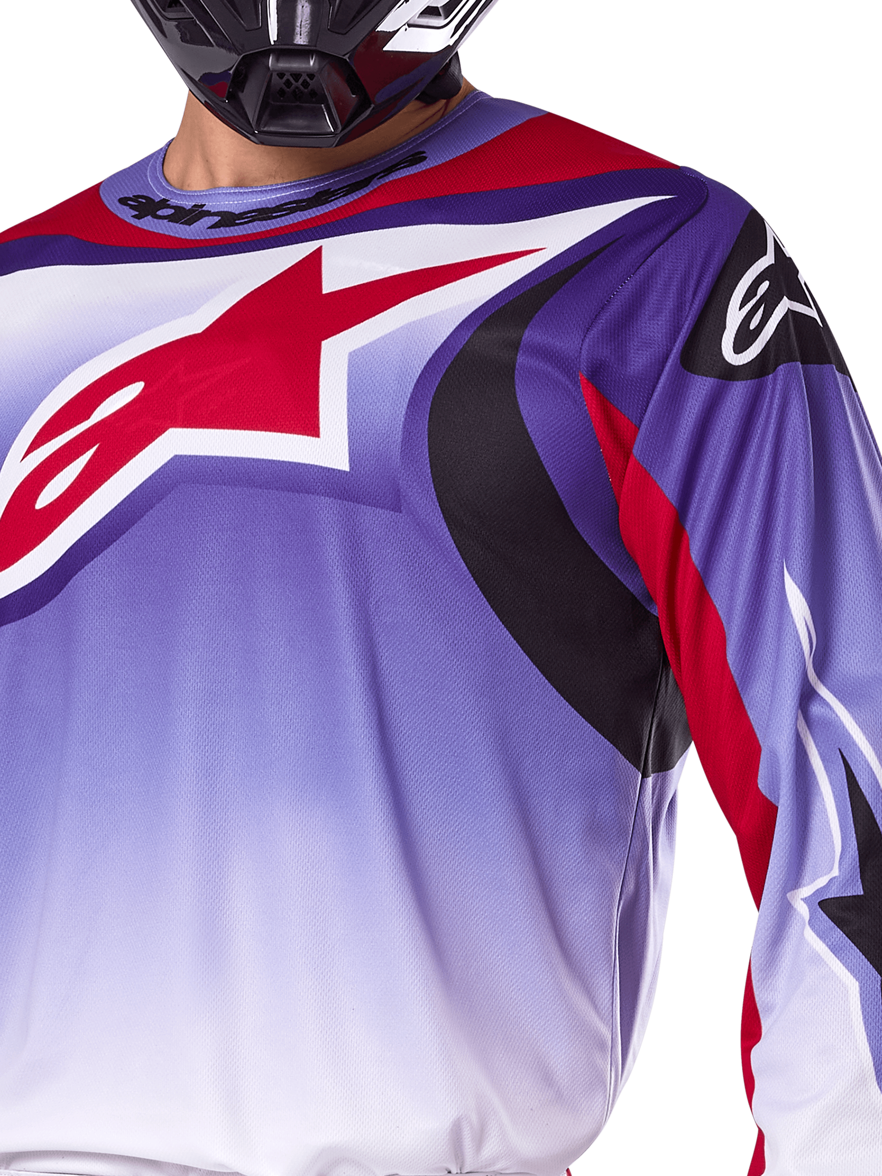 Alpinestars 2025 Fluid Wurx Jersey, motocross jersey, paars en felrood, close-up van rijder die de jersey draagt met groot rood Alpinestars ster-logo op de borst, zwarte en rode gebogen grafische accenten, atletische pasvorm voor off-road racen