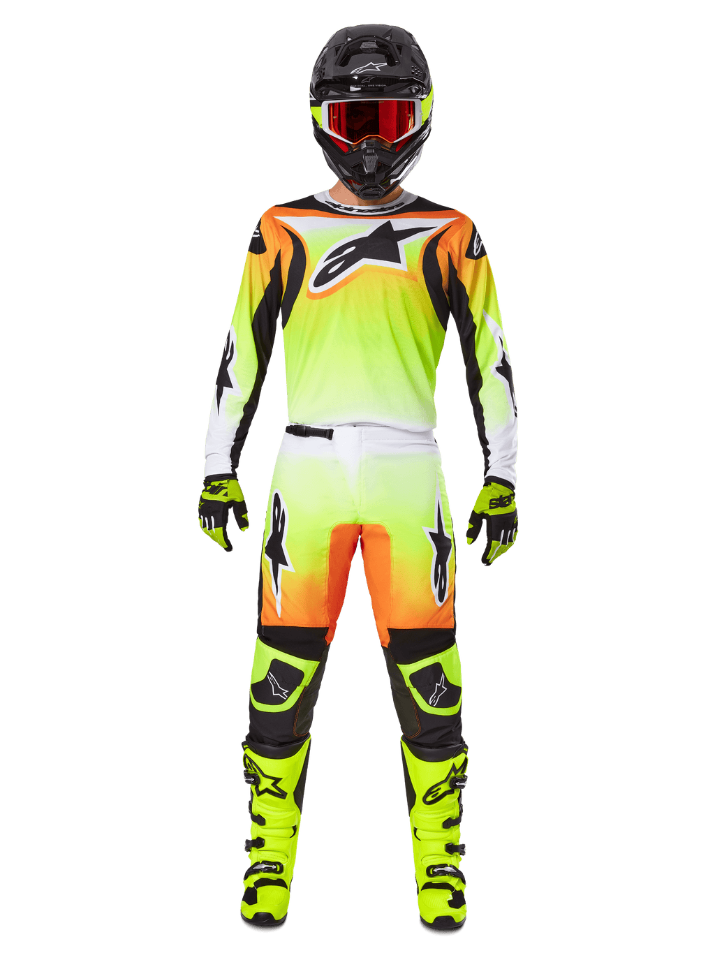 Motorcrossrijder in volledige race-uitrusting, Alpinestars 2025 Fluid Wurx Gear Set, geel en zwart met oranje en witte accenten, jersey met groot logo op de voorkant, bijpassende broek, zwarte helm met rood getinte bril, neongele laarzen, gecoördineerde outfit voor off-road racen