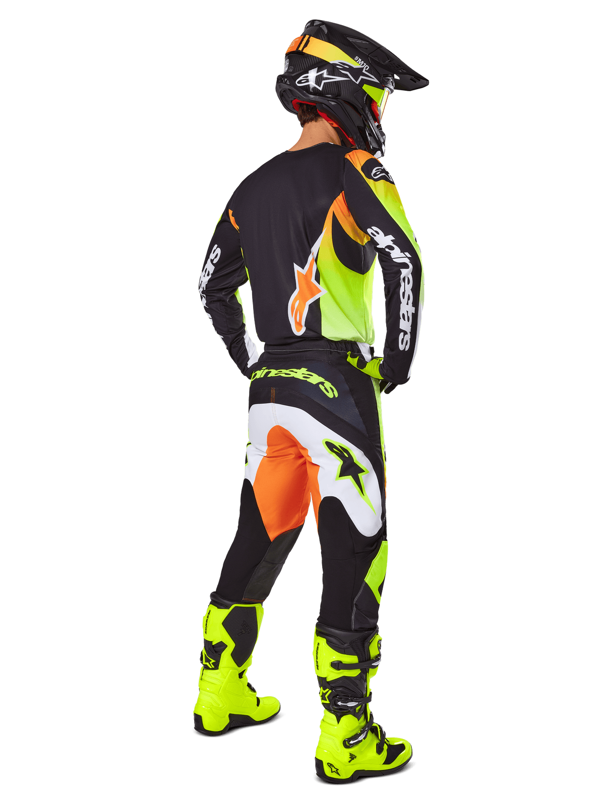 Alpinestars 2025 Fluid Wurx Gear Set, motorcross jersey en broek in geel, zwart en oranje, driekwart achteraanzicht, gecombineerd met een bijpassende zwarte helm en felgele laarzen, professionele off-road race-uitrusting.