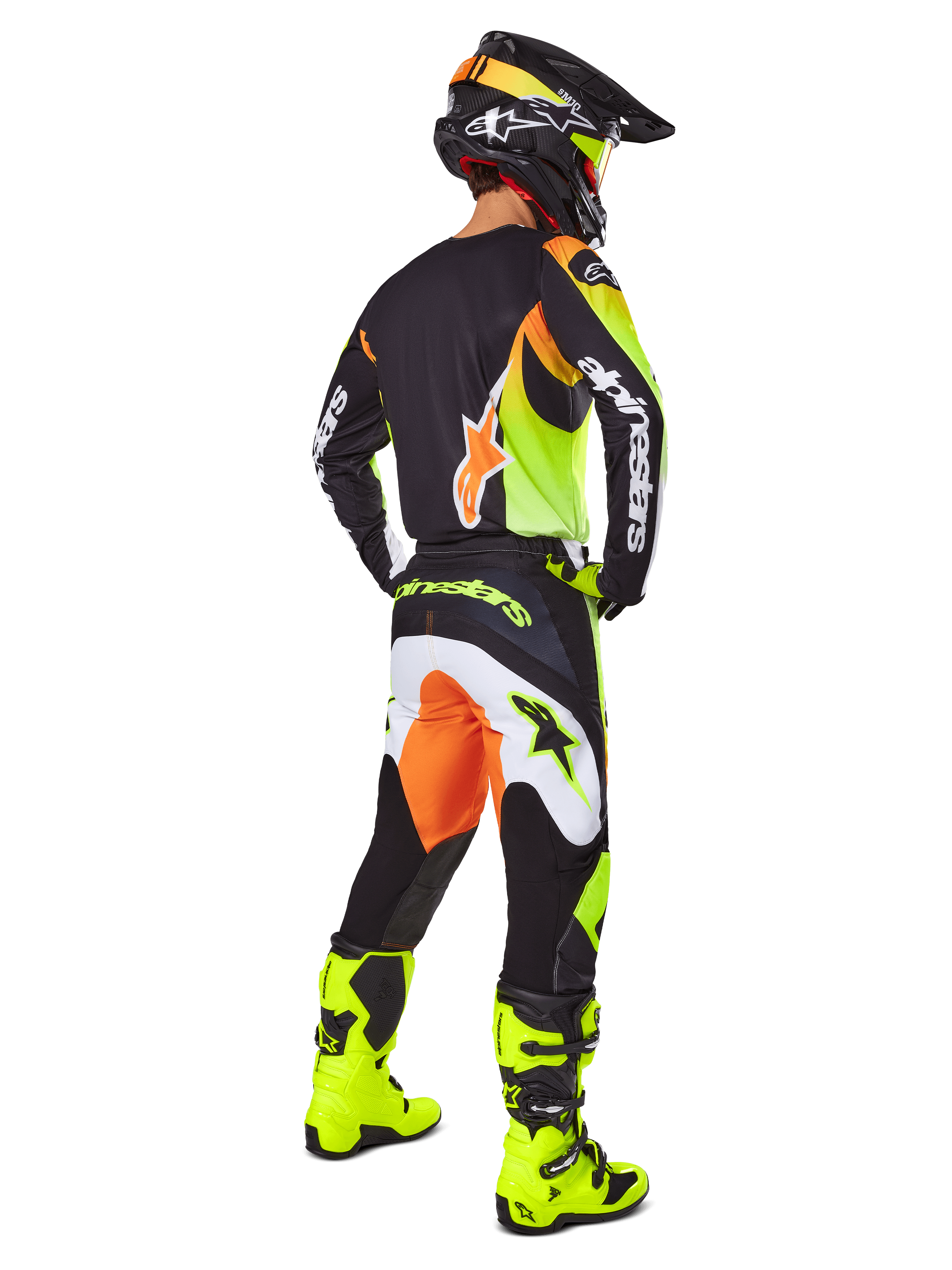 Alpinestars 2025 Fluid Wurx Gear Set, motorcross jersey en broek in geel, zwart en oranje, driekwart achteraanzicht, gecombineerd met een bijpassende zwarte helm en felgele laarzen, professionele off-road race-uitrusting.