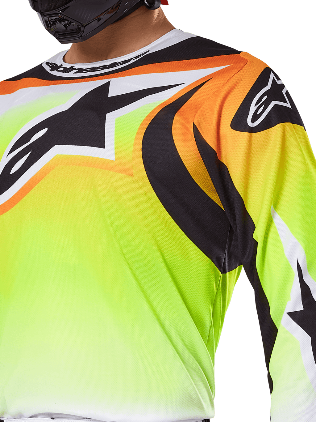 Alpinestars 2025 Fluid Wurx Jersey, motocross shirt, fluorescerend geel met zwarte en oranje graphics, groot zwart Alpinestars-logo op de borst en schouder, gedragen door een rijder met een zwarte helm