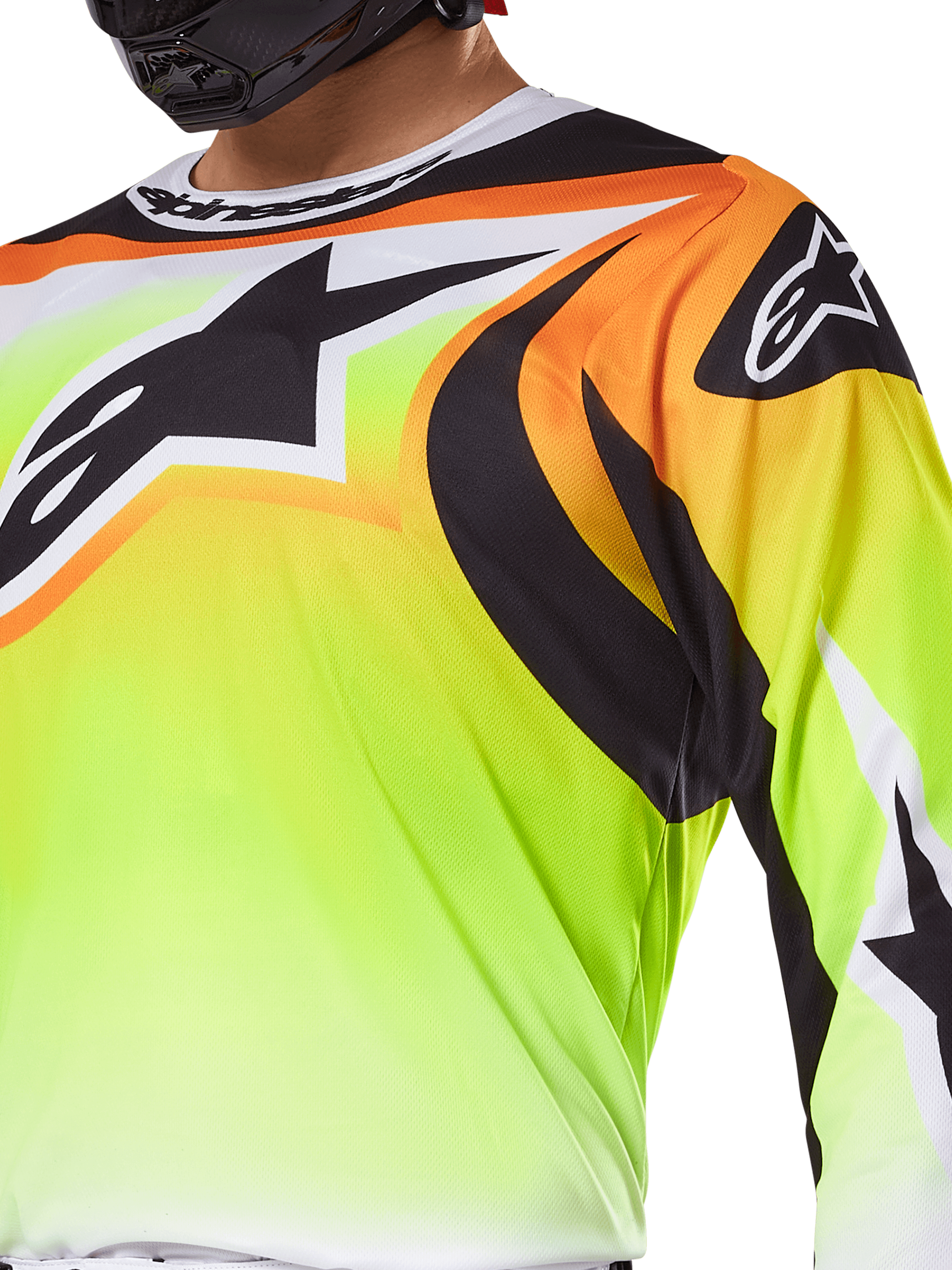 Alpinestars 2025 Fluid Wurx Jersey, motocross shirt, fluorescerend geel met zwarte en oranje graphics, groot zwart Alpinestars-logo op de borst en schouder, gedragen door een rijder met een zwarte helm