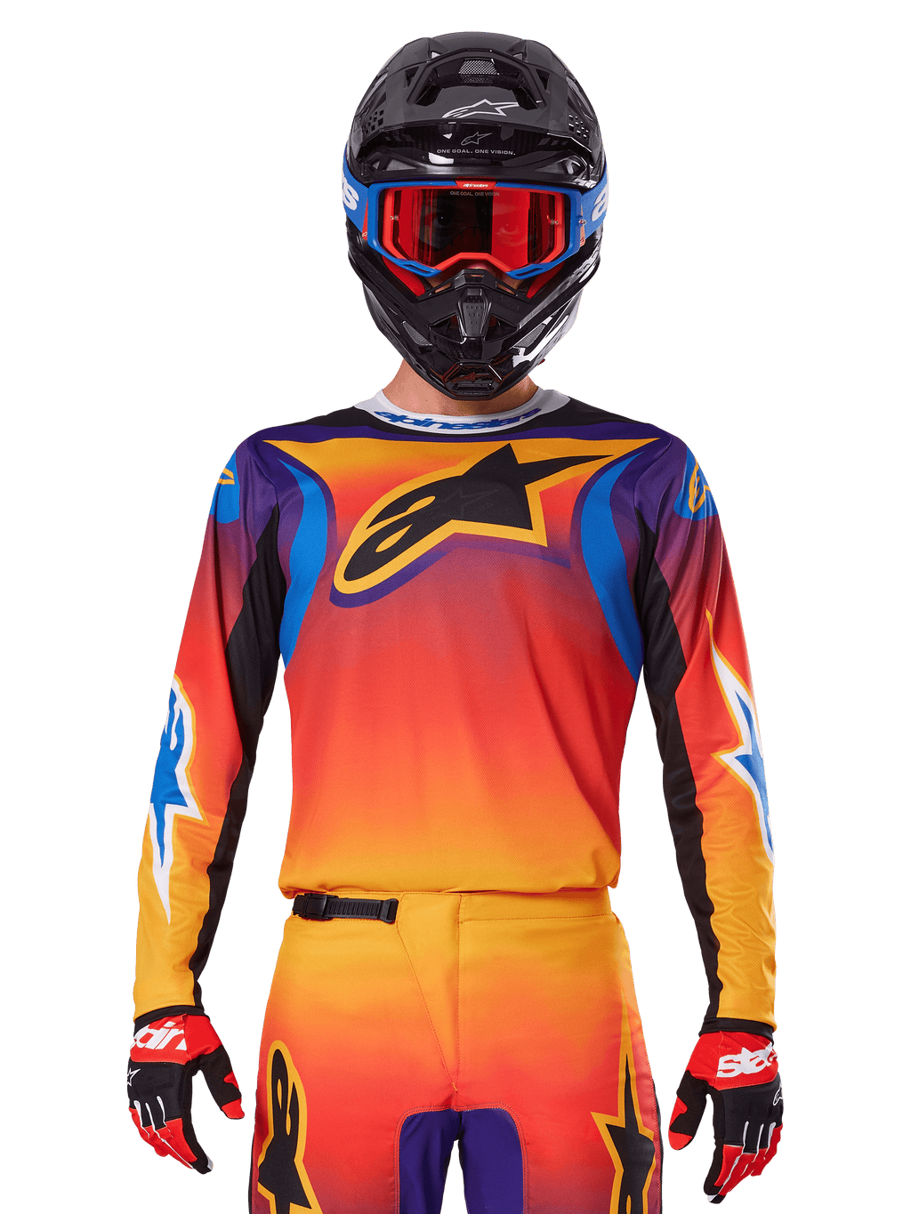 Alpinestars 2025 Fluid Wurx Jersey, multicolor motorcross jersey met oranje en rood kleurverloop en paarse accenten, gedragen met bijpassende uitrusting, zwarte helm met blauwe en rode bril en rode handschoenen, groot zwart sterlogo op de borst