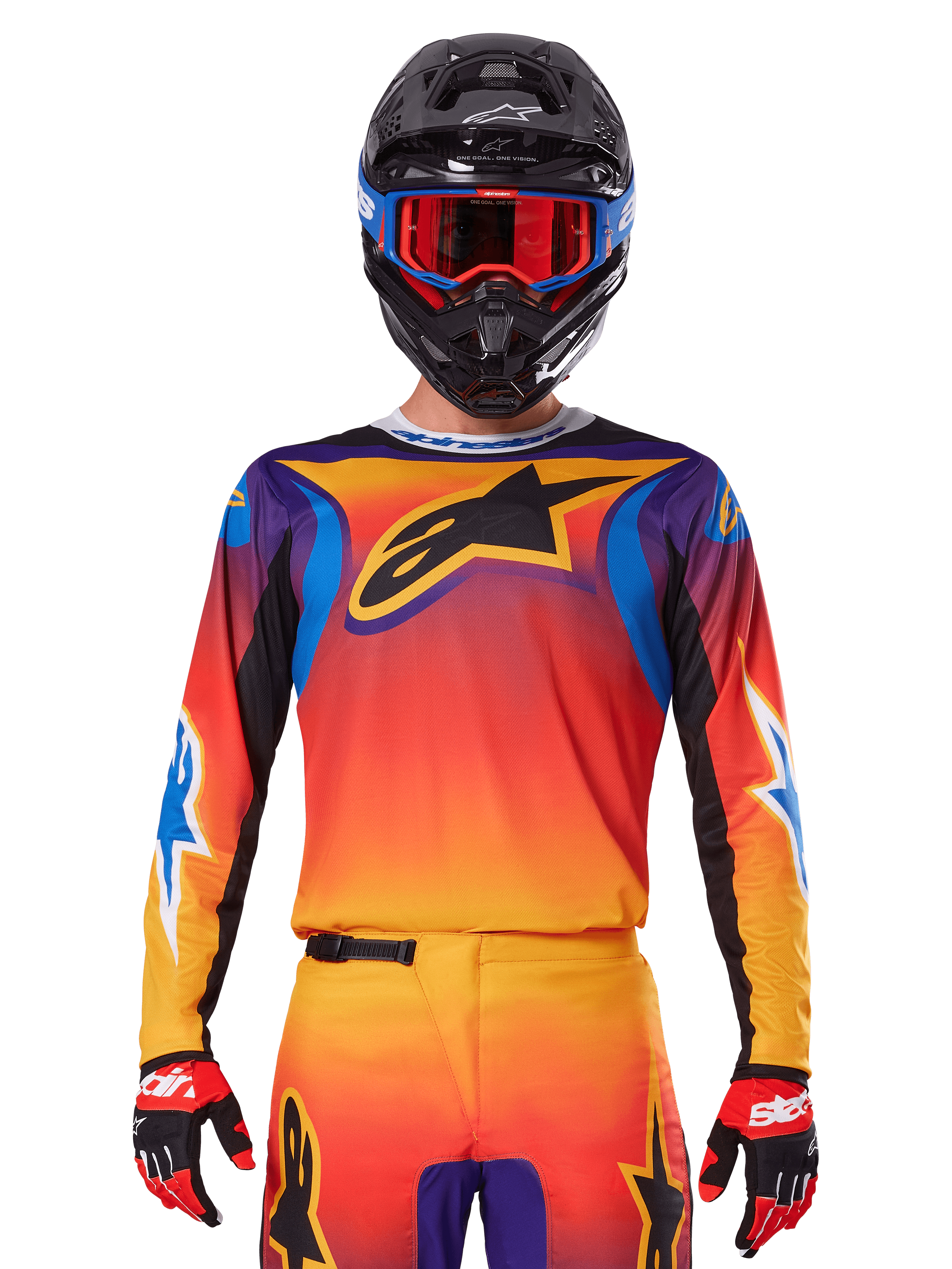 Alpinestars 2025 Fluid Wurx Jersey, multicolor motorcross jersey met oranje en rood kleurverloop en paarse accenten, gedragen met bijpassende uitrusting, zwarte helm met blauwe en rode bril en rode handschoenen, groot zwart sterlogo op de borst