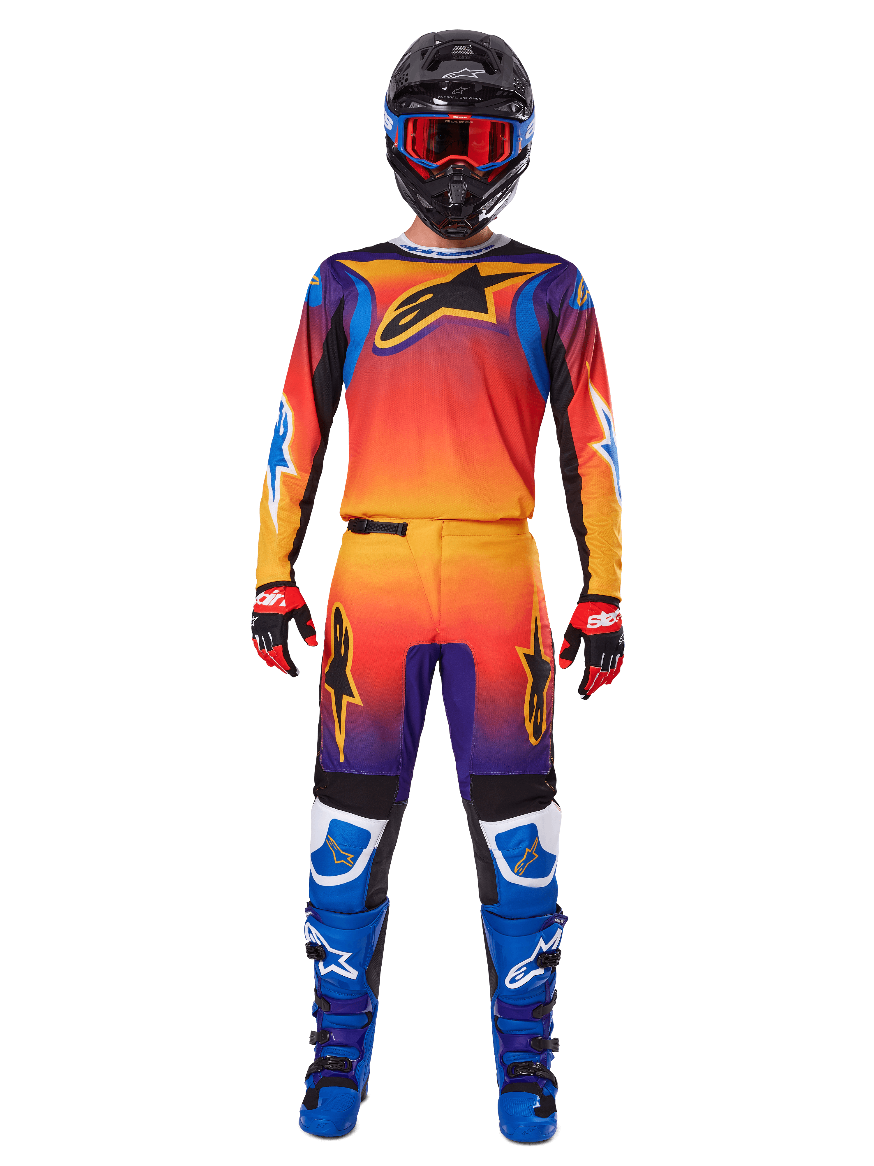 Motocrossrijder in de Alpinestars 2025 Fluid Wurx Gear Set, met een levendig oranje, geel en blauw kleurverloop op de jersey en broek, zwarte Alpinestars-logo's, gecombineerd met blauwe racelaarzen, rood-zwarte handschoenen en een zwarte helm met rode bril, complete outfit voor off-road racing