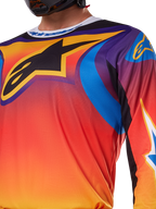 Alpinestars 2025 Fluid Wurx Jersey, multicolor wit en oranje ontwerp, motorcross shirt met lange mouwen, ontspannen atletische pasvorm, vochtafvoerend polyfabric voor off-road prestaties