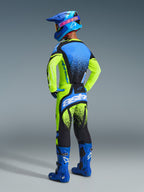 Alpinestars motorcrosser van achteren in complete race-uitrusting, 2026 Techstar Nomur Jersey in fluorescerend geel en blauw, bijpassende geel-zwarte broek met blauwe accenten, blauwe helm met roze Alpinestars-logo en blauwe laarzen, studio-opname die het rugontwerp en de atletische pasvorm benadrukt.