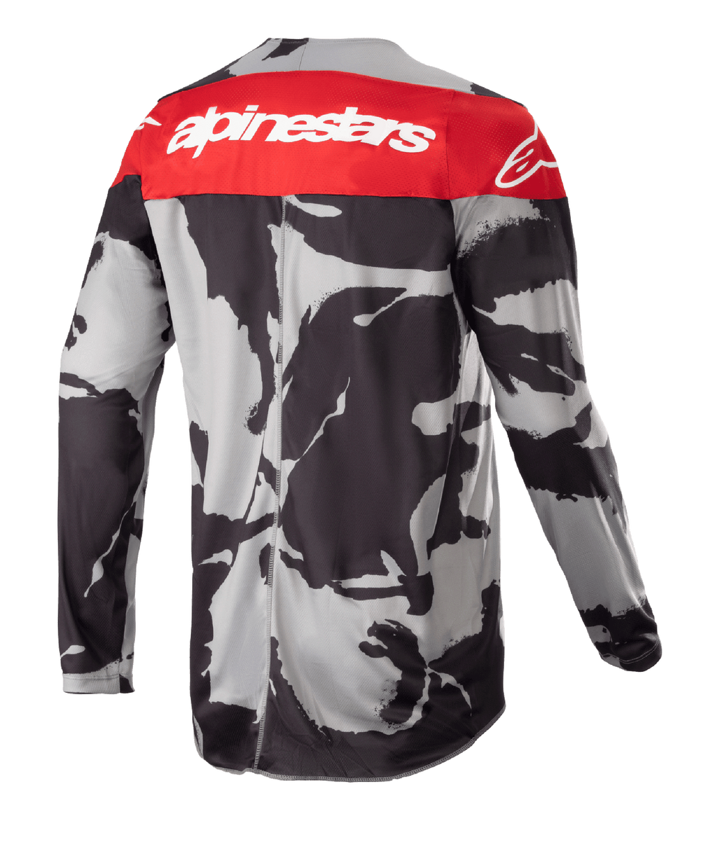 Alpinestars 2023 Racer Tactical Jersey, motorcross jersey, Cast Gray Camo en Mars Red, achteraanzicht met een rood bovenpaneel met wit Alpinestars logo en een grijs-zwart camouflagepatroon, lichtgewicht off-road kleding