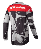 Alpinestars 2023 Racer Tactical Jersey, motorcross jersey, Cast Gray Camo en Mars Red, achteraanzicht met een rood bovenpaneel met wit Alpinestars logo en een grijs-zwart camouflagepatroon, lichtgewicht off-road kleding