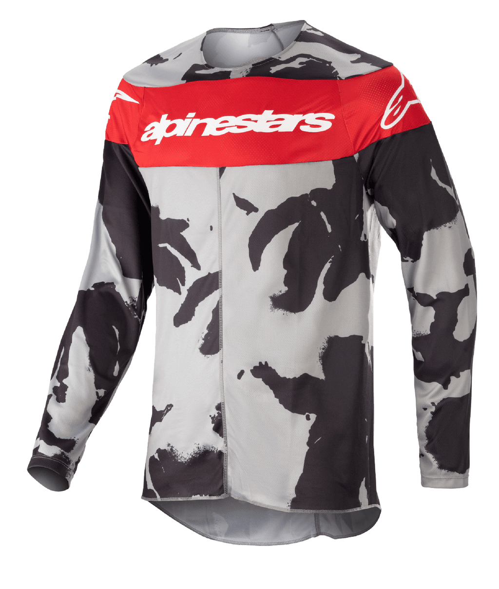 Alpinestars 2023 Racer Tactical Jersey, motocross jersey, Cast Gray Camo en Mars Red, opvallende rode borstband met witte Alpinestars-branding, zwart en grijs camouflagepatroon, technische kleding met lange mouwen voor off-road racing