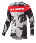 Alpinestars 2023 Racer Tactical Jersey, motocross jersey, Cast Gray Camo en Mars Red, opvallende rode borstband met witte Alpinestars-branding, zwart en grijs camouflagepatroon, technische kleding met lange mouwen voor off-road racing