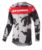 Alpinestars 2023 Racer Tactical Jersey, motocross jersey, Cast Gray Camo en Mars Red, opvallende rode borstband met witte Alpinestars-branding, zwart en grijs camouflagepatroon, technische kleding met lange mouwen voor off-road racing