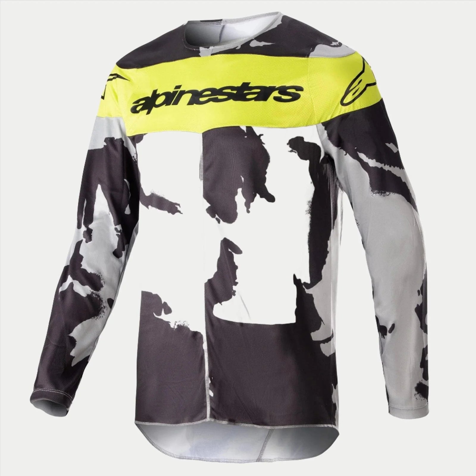 Alpinestars 2023 Racer Tactical Jersey, motocross shirt, Cast Gray Camo en Yellow Fluo, voorzien van een grijs en zwart camouflagepatroon met een felgeel borstpaneel en Alpinestars-logo, duurzame performance-kleding met lange mouwen voor off-road racing