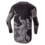 Alpinestars 2024 Racer Tactical Jersey, motocross jersey, Cast Gray Camo Magnet, achteraanzicht met grijs en zwart camouflagepatroon, ademende stof en een verlengde achterzoom voor extra dekking