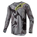 Alpinestars 2024 Racer Tactical Jersey, motorcross shirt, Cast Gray Camo Magnet, grijs en zwart camouflagepatroon met een felgeel Alpinestars-logo op de borst, lange mouwen, hoogwaardige off-road uitrusting