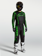 Alpinestars Fluid Apex V2 broek, heren motorcrossbroek, zwart en fluo groen, duurzaam polyfabric, set met witte laarzen.