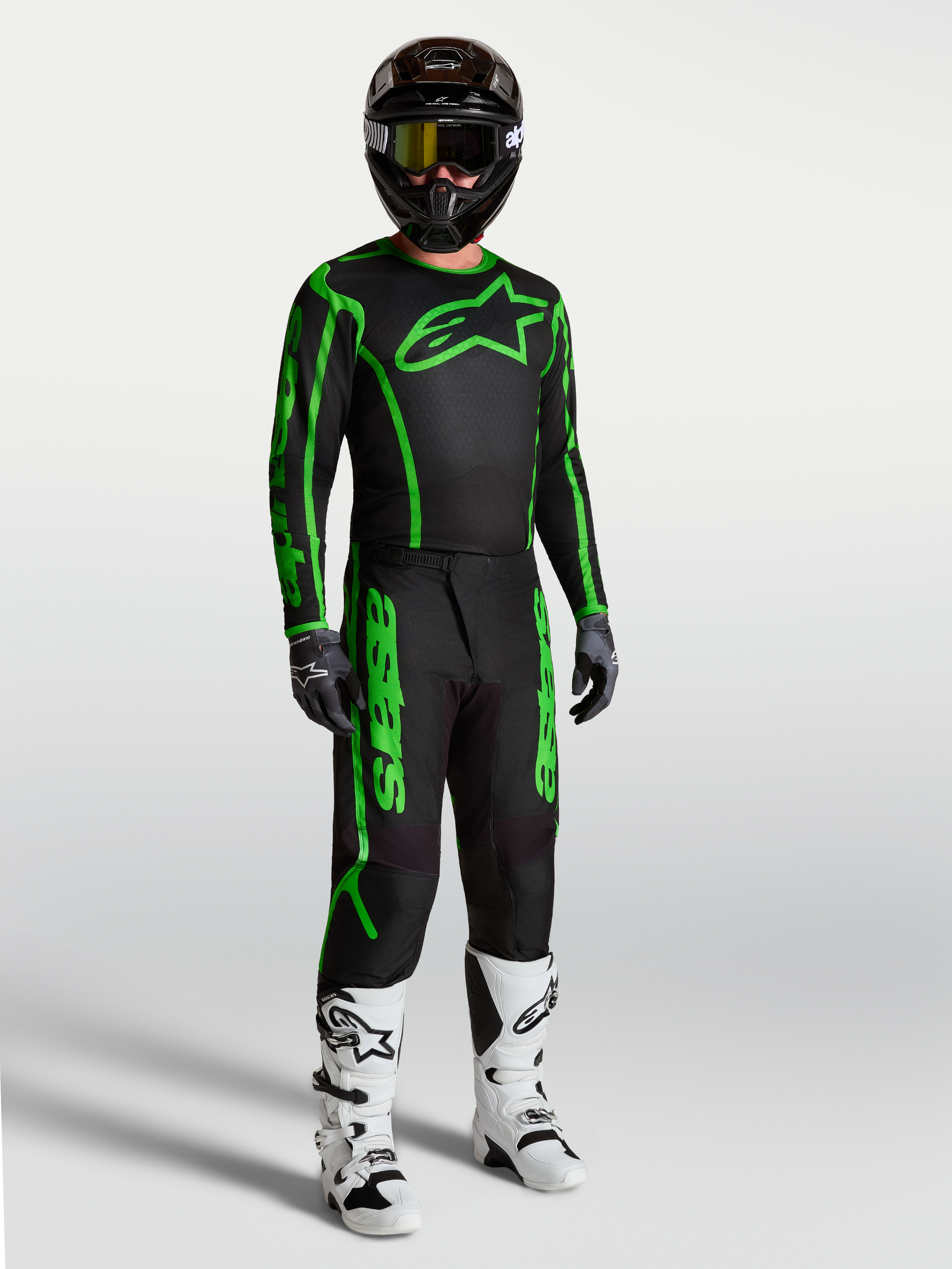 Alpinestars Fluid Apex V2 broek, heren motorcrossbroek, zwart en fluo groen, duurzaam polyfabric, set met witte laarzen.