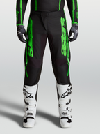 Alpinestars Fluid Apex V2 broek 2027, heren motocrossbroek, groen en zwart, verstevigde knieën, witte motorlaarzen.