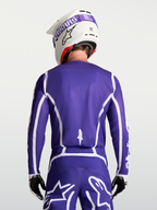 Alpinestars Fluid Apex V2 jersey, motocross-uitrusting voor heren, wit en diep blauw, achteraanzicht met bijpassende motorbroek, helm en handschoenen.