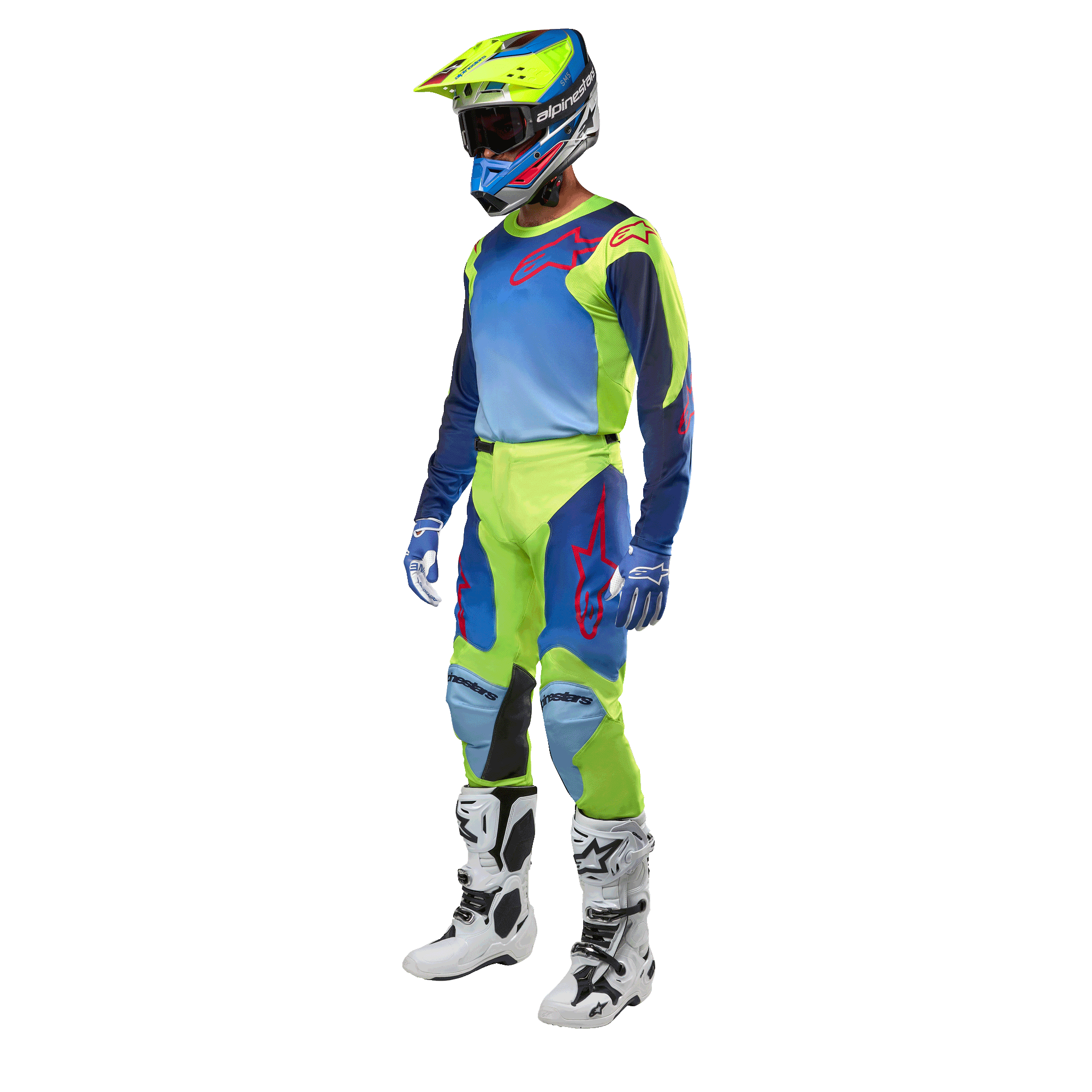 Alpinestars 2024 Racer Hoen Jersey, motocross shirt, geel fluo en blauw night navy, gedragen door een rijder met bijpassende broek, helm en witte laarzen, professionele race-uitrusting voor off-road rijden